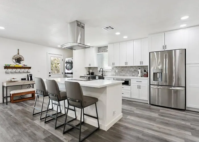 Serene Desert Getaway W/ Backyard Near Asu Campus! * Tempe