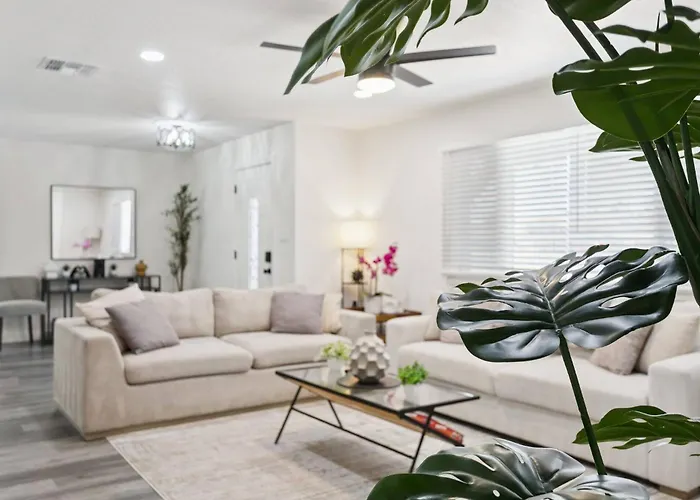 Serene Desert Getaway W/ Backyard Near Asu Campus! *
