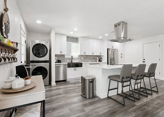 Serene Desert Getaway W/ Backyard Near Asu Campus! *